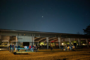 Skaneatelas star party. Picture of the field with participants.